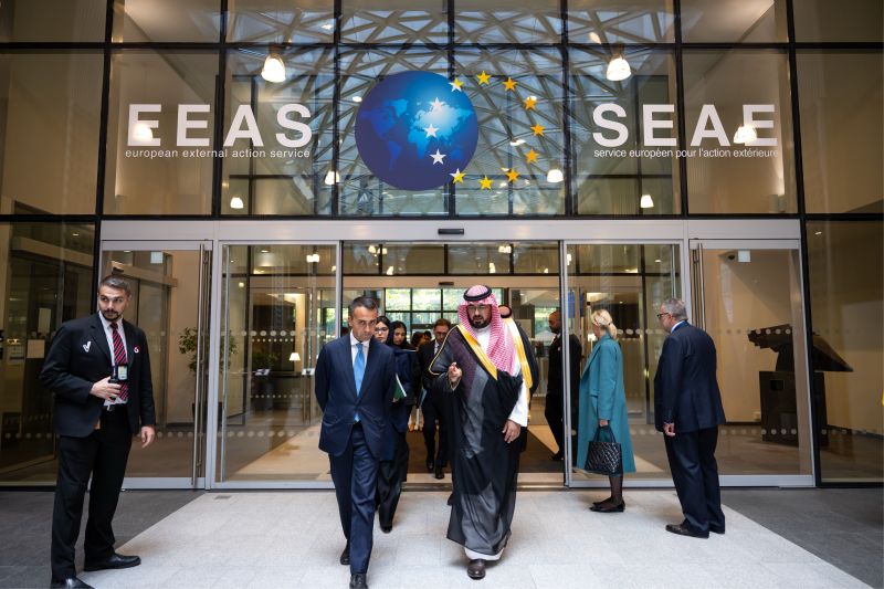 Minister of Economy and Planning meets with EU Special Representative for the Gulf region