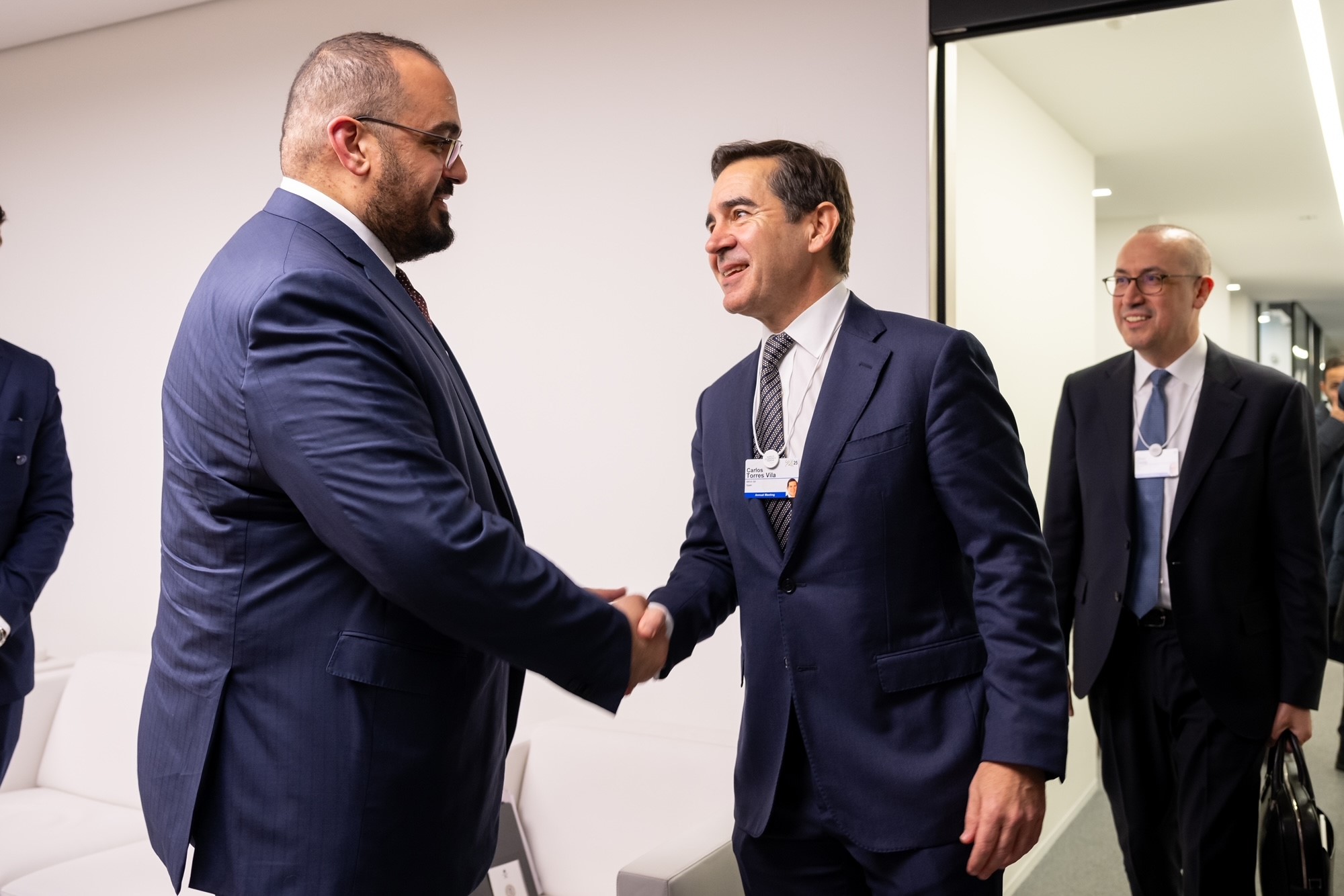 معالي وزير الاقتصاد والتخطيط يجتمع مع رئيس مجلس إدارة بنك بلباو فيزكايا أرجنتاريا الإسباني