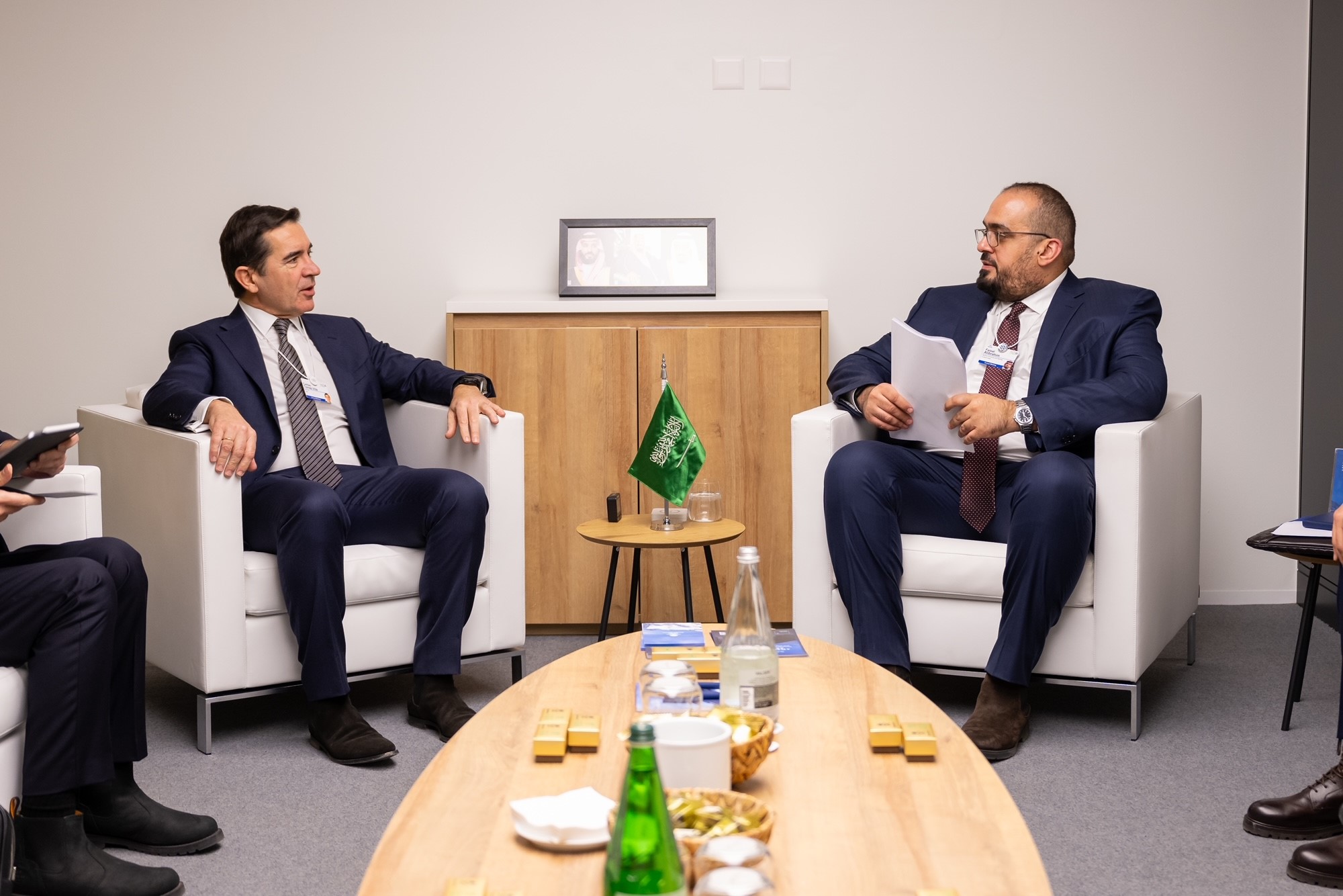 معالي وزير الاقتصاد والتخطيط يجتمع مع رئيس مجلس إدارة بنك بلباو فيزكايا أرجنتاريا الإسباني