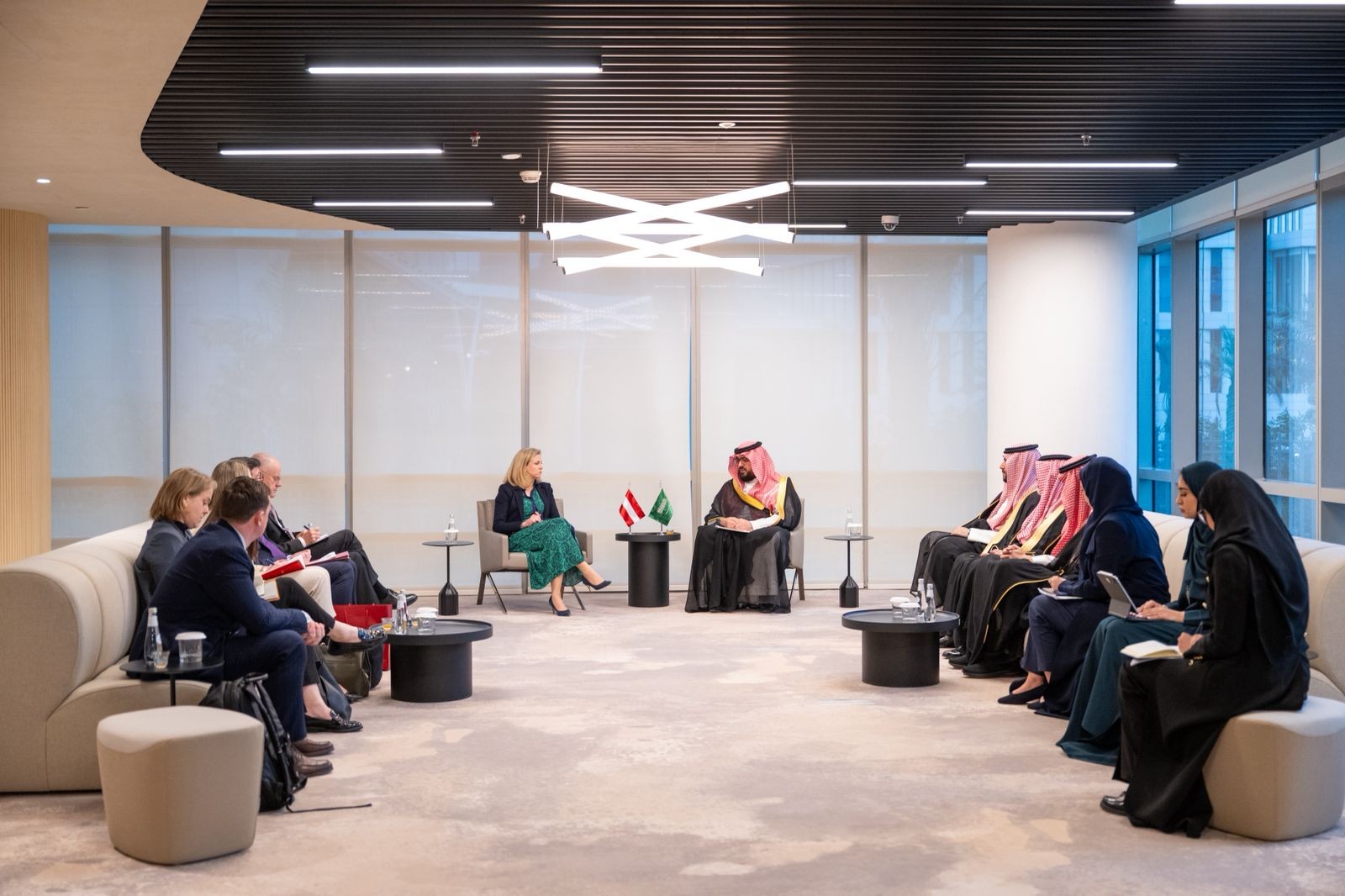 صورة معالي وزير الاقتصاد والتخطيط، الأستاذ فيصل بن فاضل الإبراهيم، مع معالي وزيرة خارجية جمهورية النمسا الاتحادية