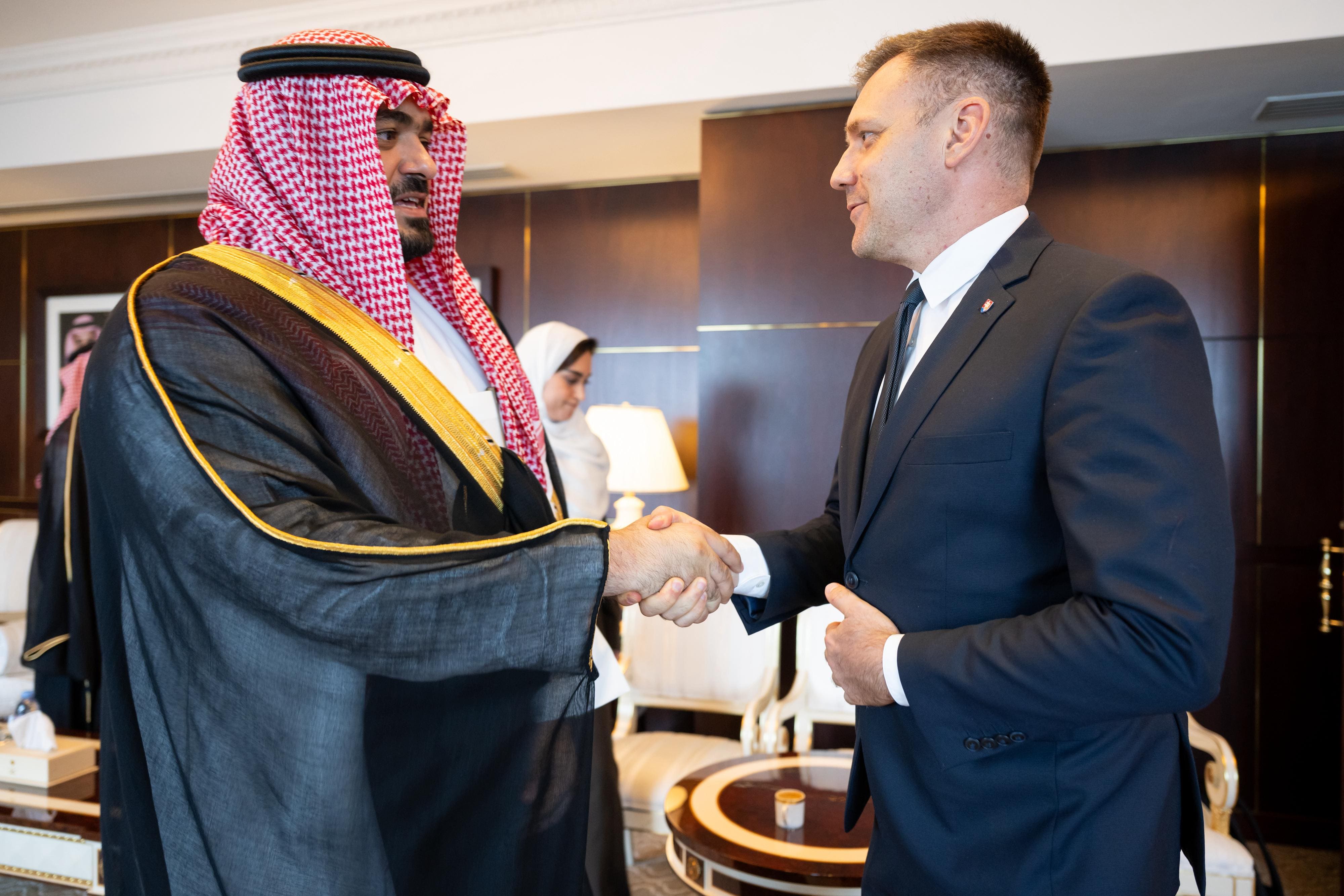 وزير الاقتصاد والتخطيط يناقش نائب رئيس الوزراء ووزير البيئة السلوفاكي سبل تعزيز التعاون في المبادرات البيئية
