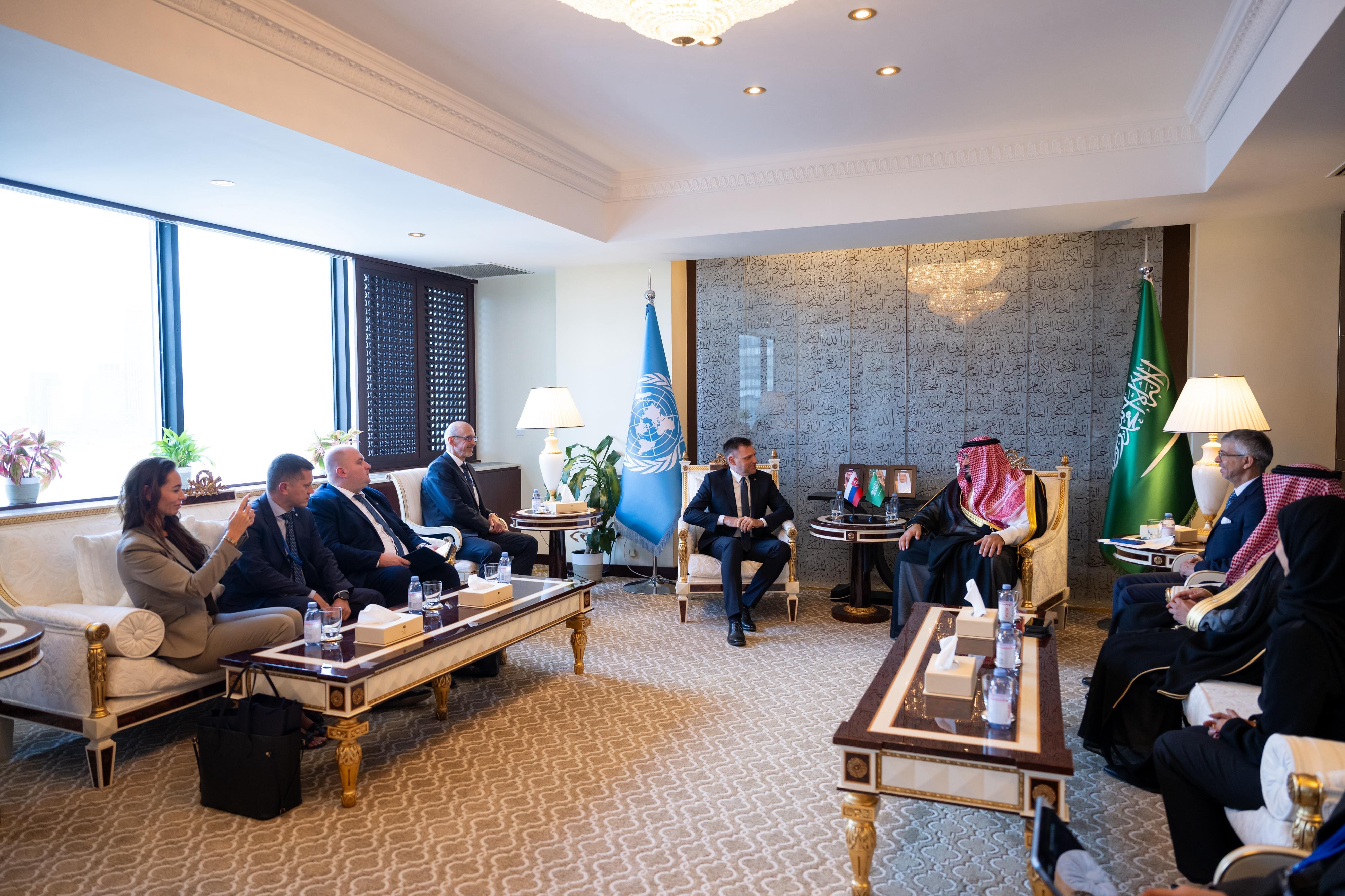 وزير الاقتصاد والتخطيط يناقش نائب رئيس الوزراء ووزير البيئة السلوفاكي سبل تعزيز التعاون في المبادرات البيئية