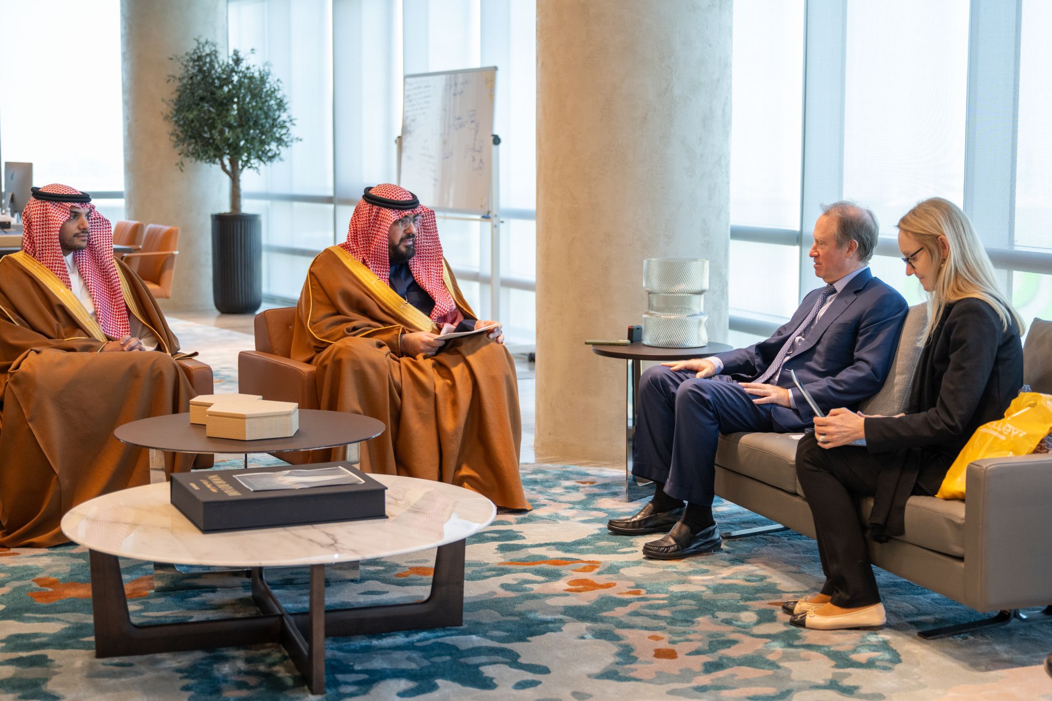 صورة معالي وزير الاقتصاد والتخطيط مع رئيس مجلس الإدارة والرئيس التنفيذي لشركة مورغان ستانلي