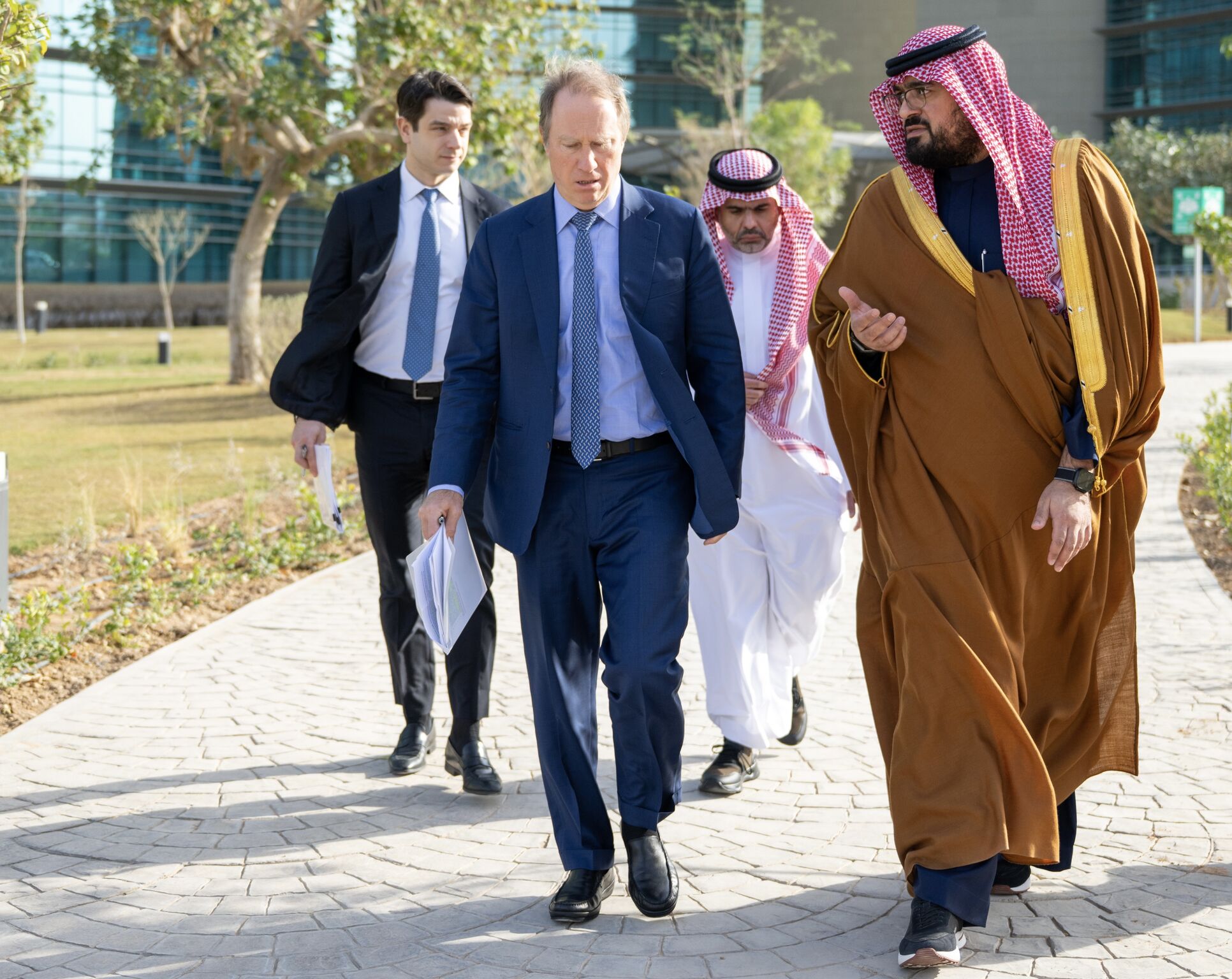 صورة معالي وزير الاقتصاد والتخطيط مع رئيس مجلس الإدارة والرئيس التنفيذي لشركة مورغان ستانلي