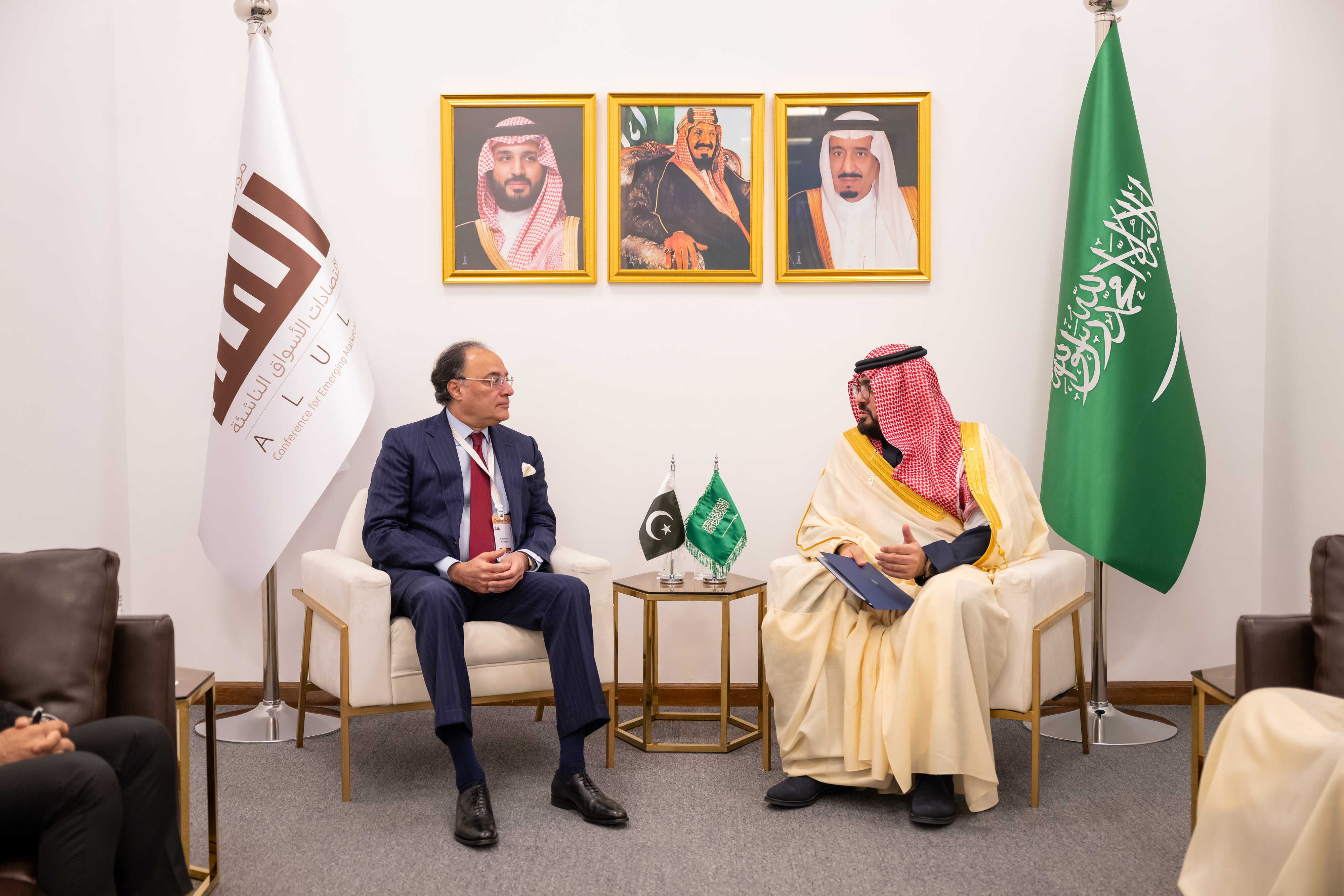 صورة معالي وزير الاقتصاد والتخطيط الأستاذ فيصل بن فاضل الإبراهيم مع معالي وزير المالية في جمهورية باكستان الإسلامية